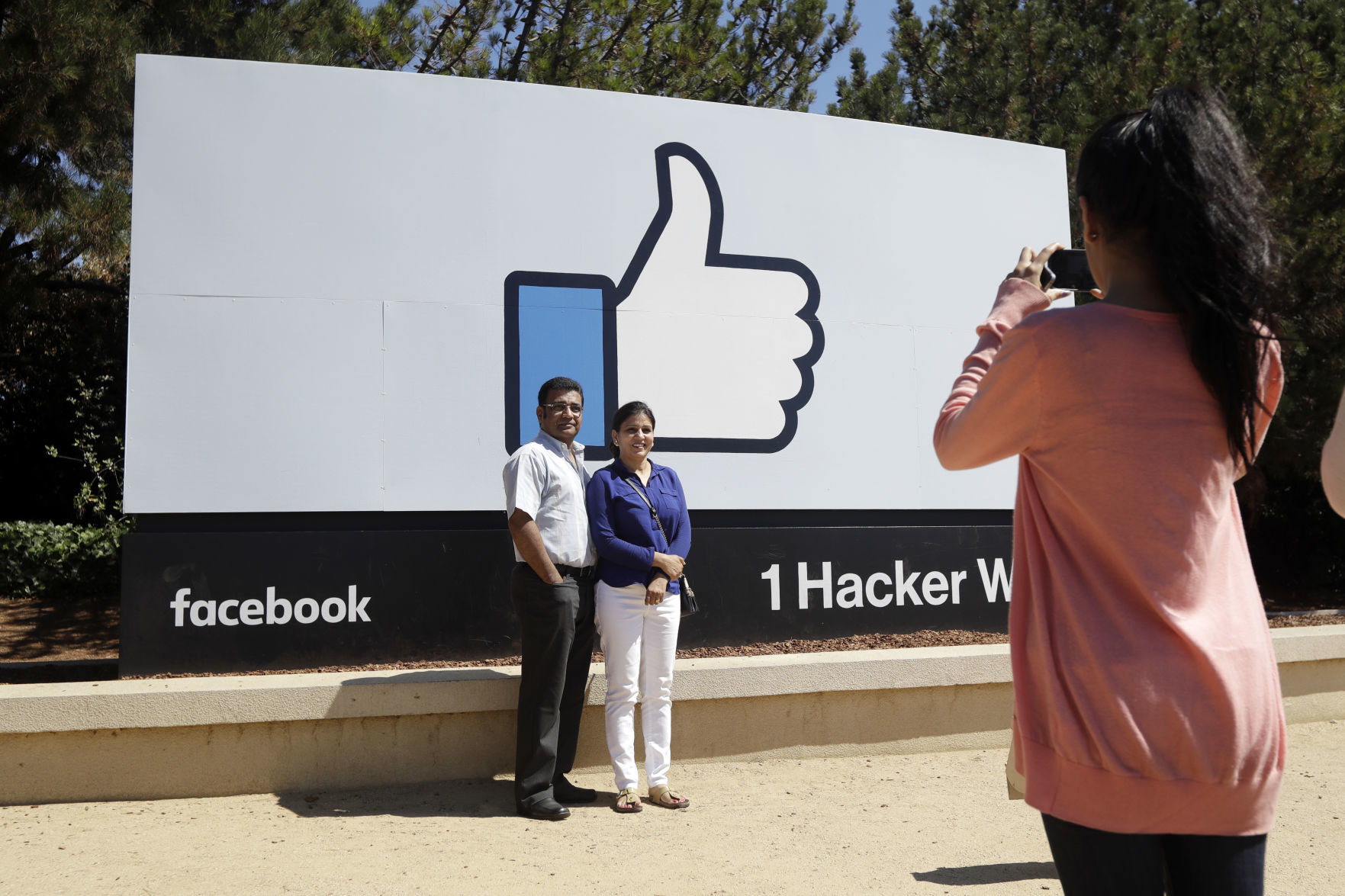 Earns Facebook
